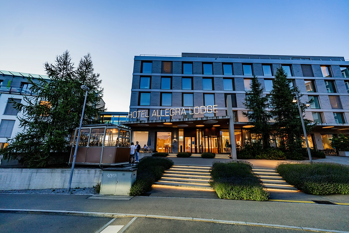 Aussenfassade Hotel Allegra Lodge mit Haupteingang bei Sonnenuntergang