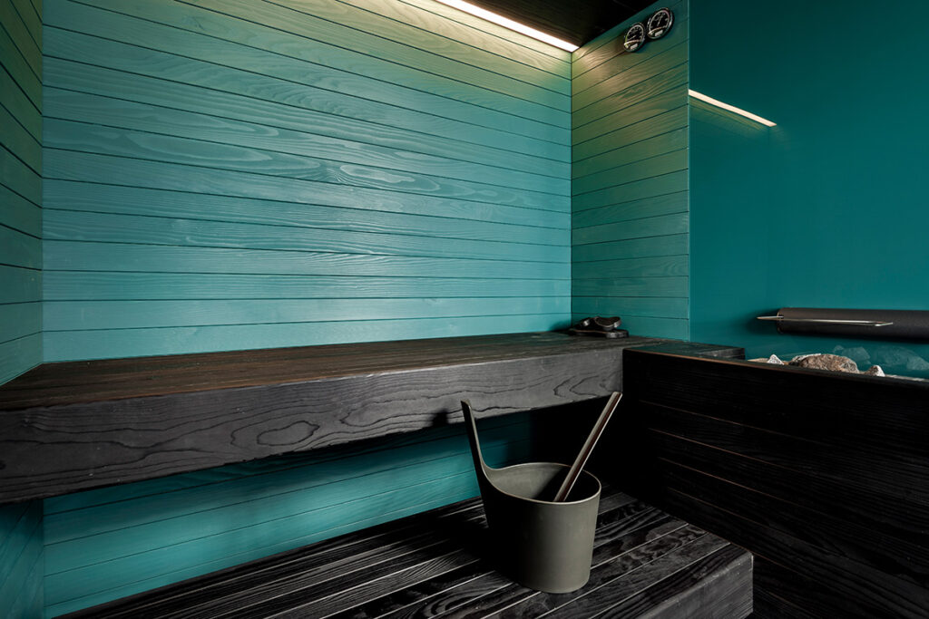 Sauna mit Wasserkübel auf der Saunabank im Private Spa Patgific in der Allegra Lodge.