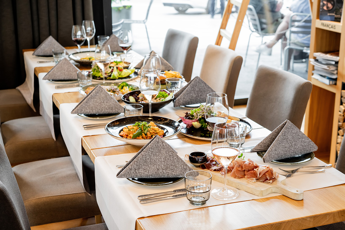 Reich gedeckter Tisch mit Speisen und Getraenken für ein Bankett im Restaurant Tschadun.