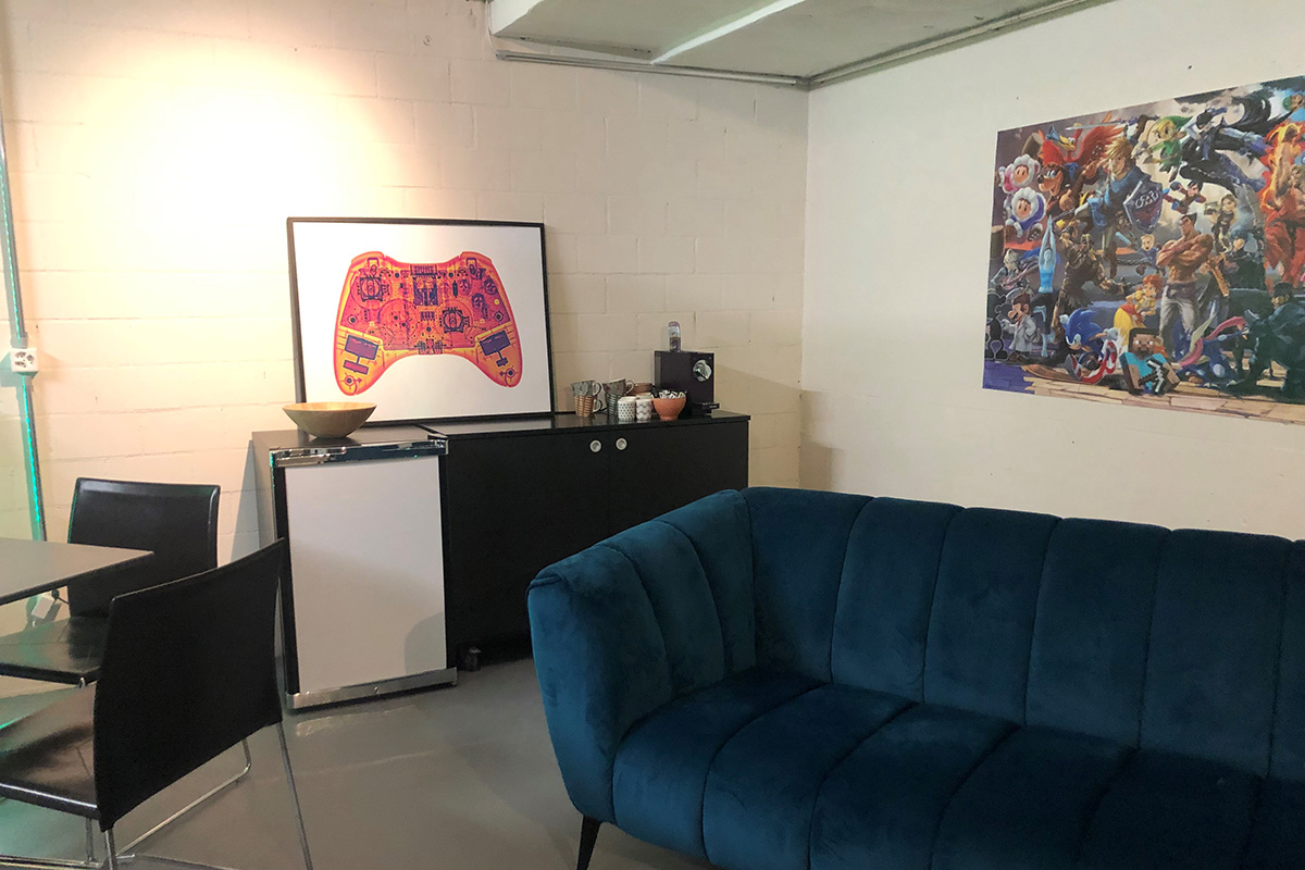 Game Lounge im Hotel Allegra Lodge mit Gamer Deko und Sofa zum Chillen im Vordergrund.