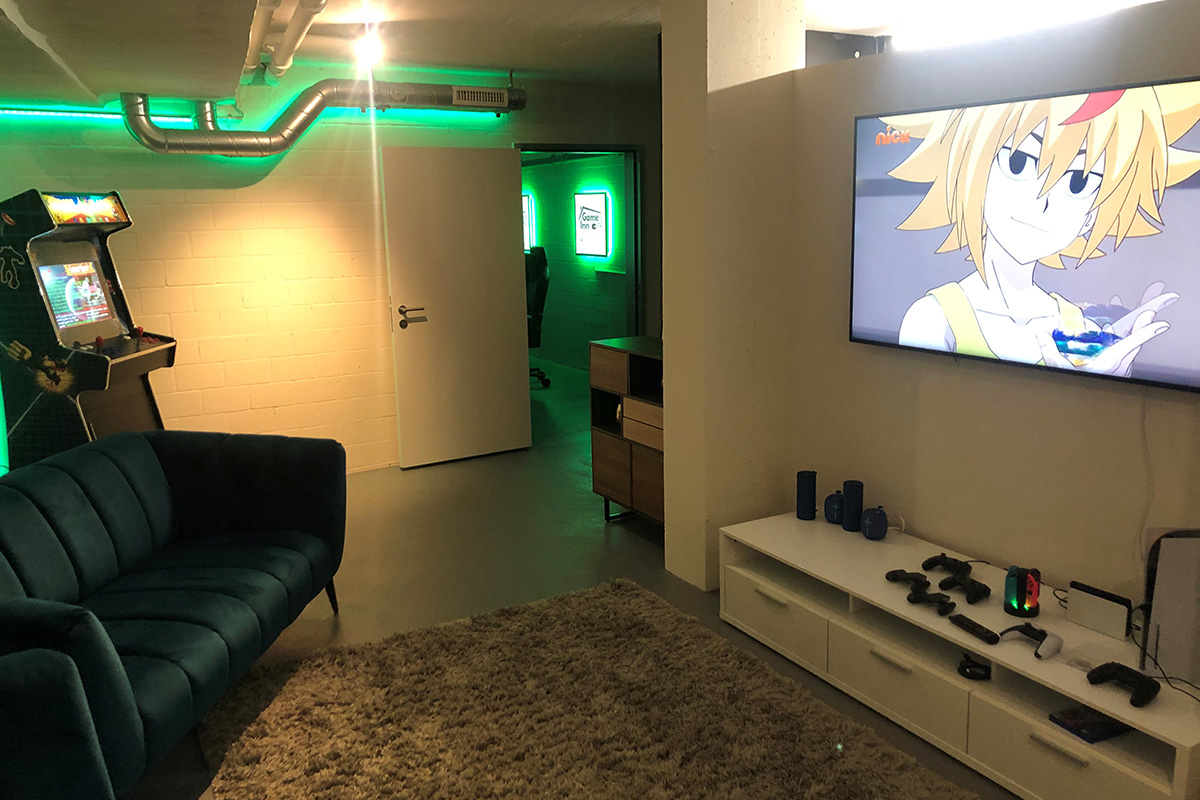 TV, Spielkonsolen und Lautsprecher in der Game Lounge im Hotel Allegra Lodge.