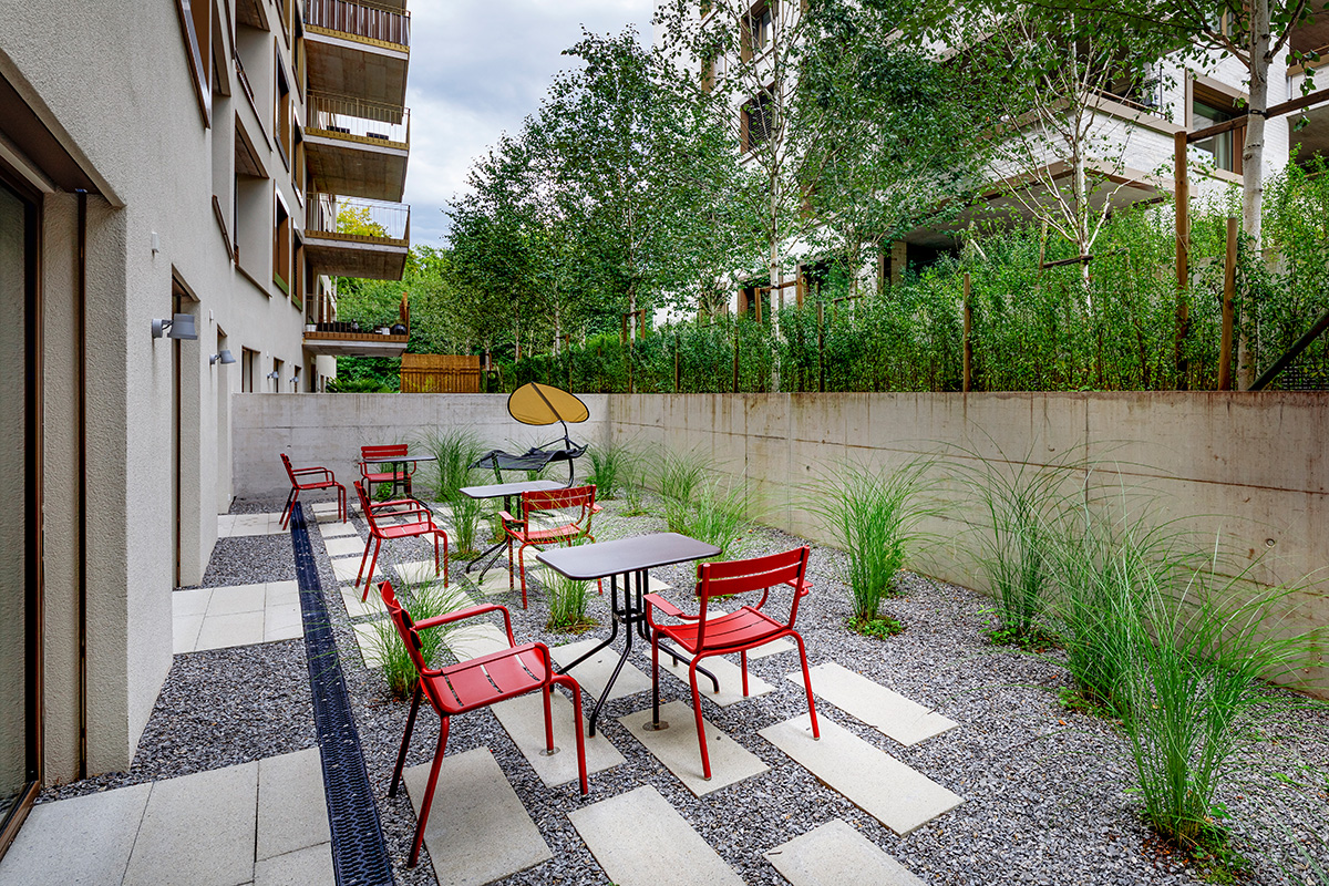 Aussenbereich und Gartensitzplatz der Co-Living Zimmer in der Allegra Lodge Kloten: Einladende Terrasse mit modernen Sitzmöglichkeiten für Bewohner und Gäste in der Nähe des Flughafens Zürich.